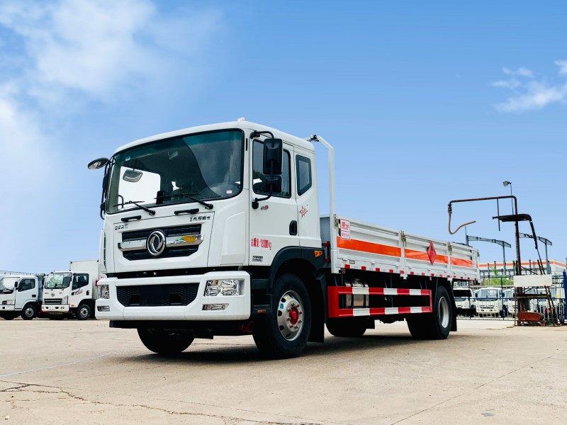 东风6.8米D9气瓶运输车