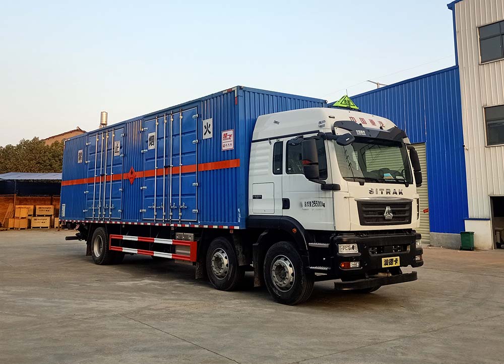 重汽汕德卡9米6易燃气体厢式运输车