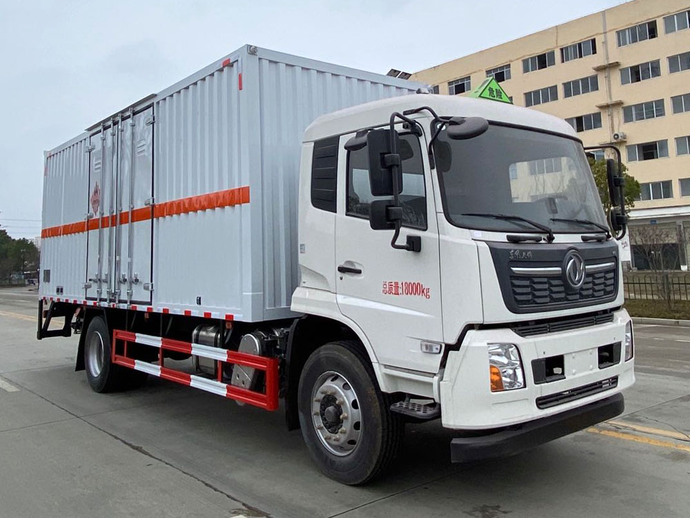 东风天锦6米8易燃固体厢式运输车