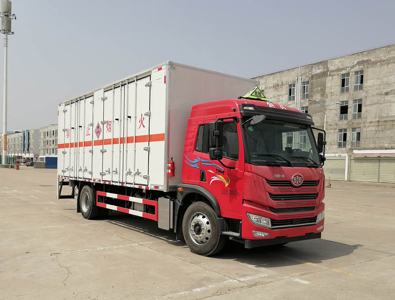 解放6米8易燃固体厢式运输车