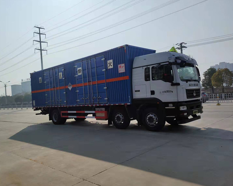 重汽汕德卡9米6杂项危险物品厢式运输车