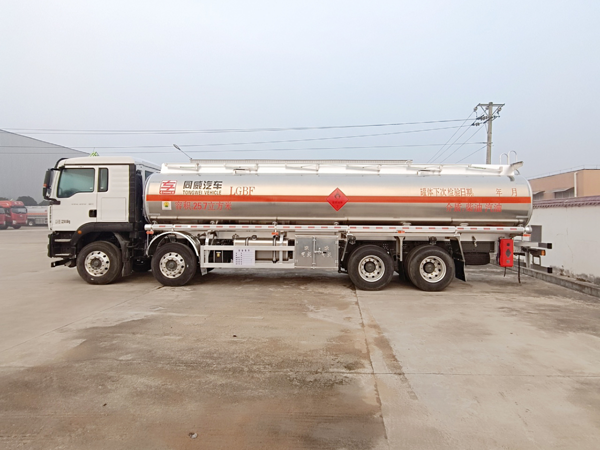 重汽汕德卡前四后八25吨油罐车