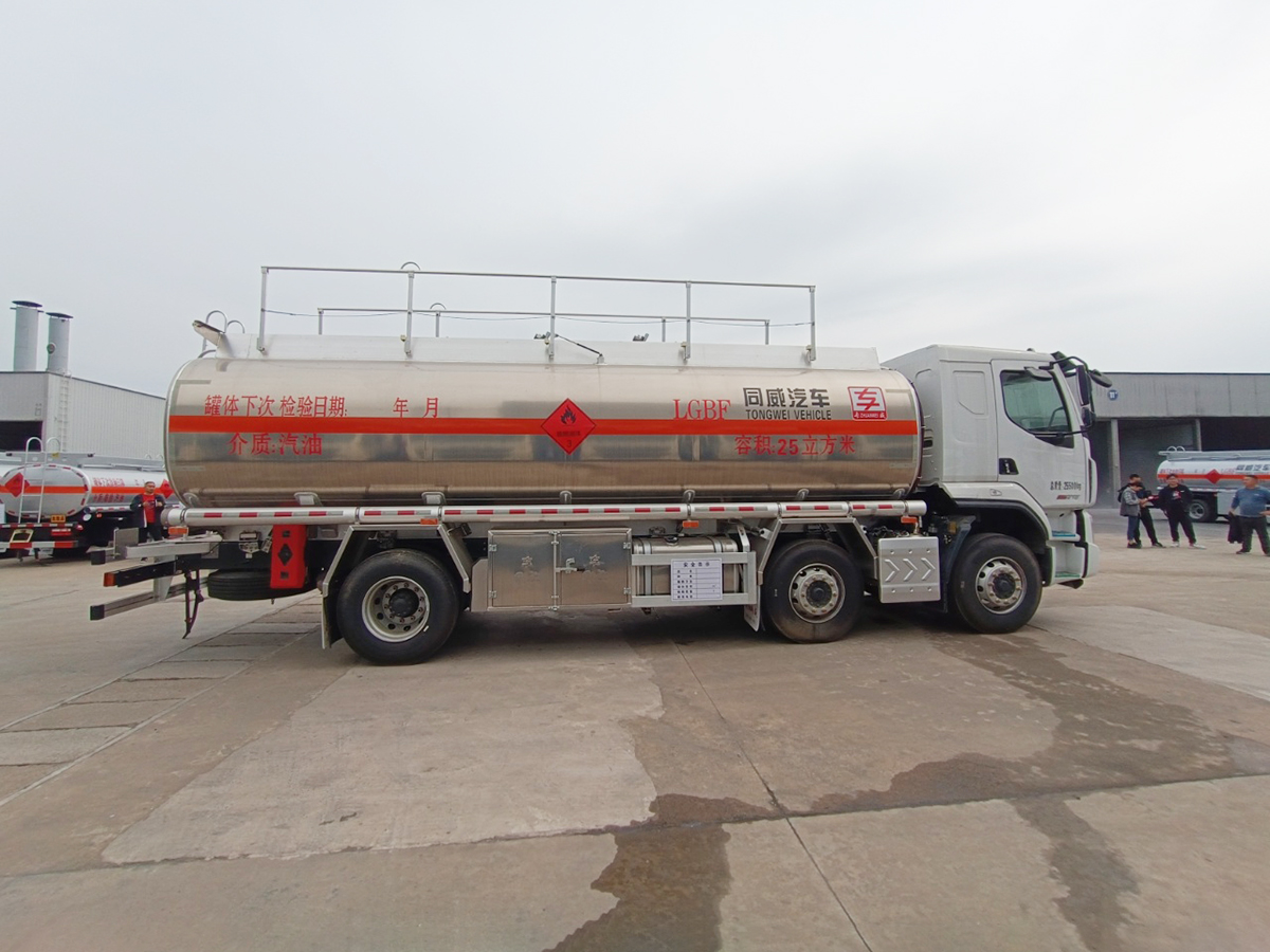 柳汽乘龙H5小三轴15吨铝合金油罐车