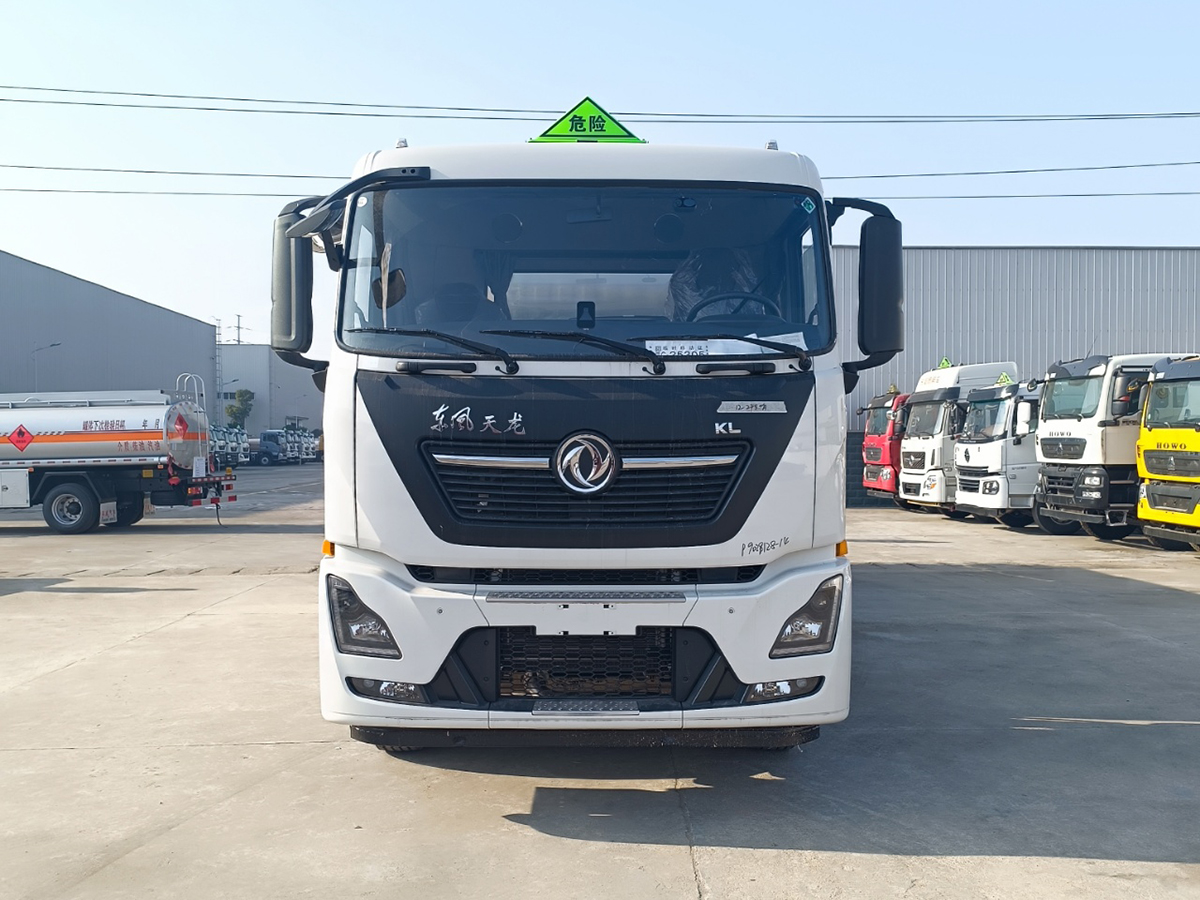 东风天龙前四后八25吨铝合金油罐车