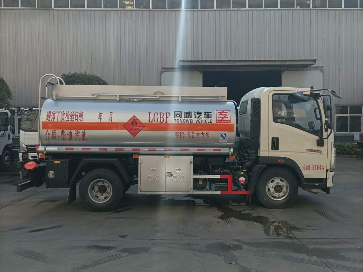 重汽豪沃5吨油罐车