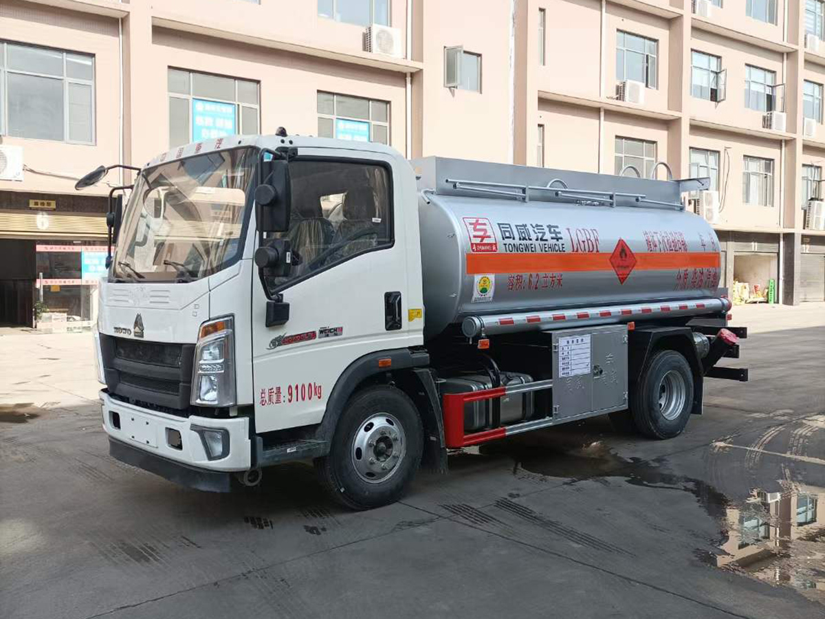 重汽豪沃5吨油罐车