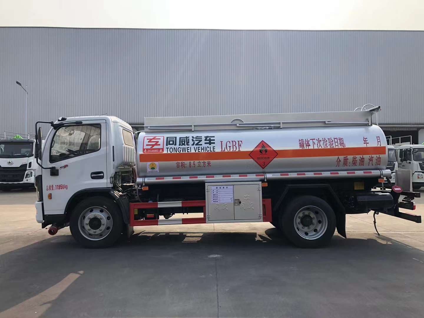 东风福瑞卡8吨油罐车