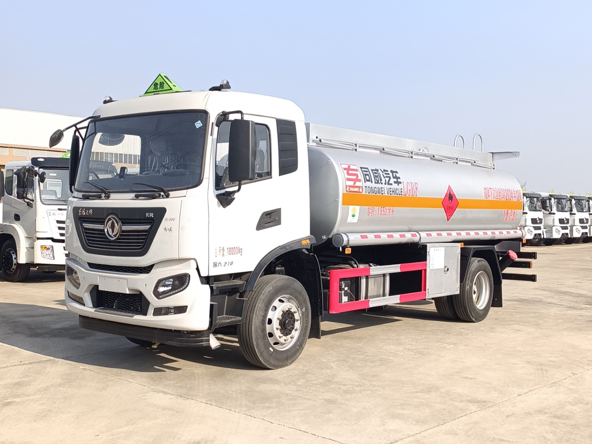 东风天锦12吨油罐车