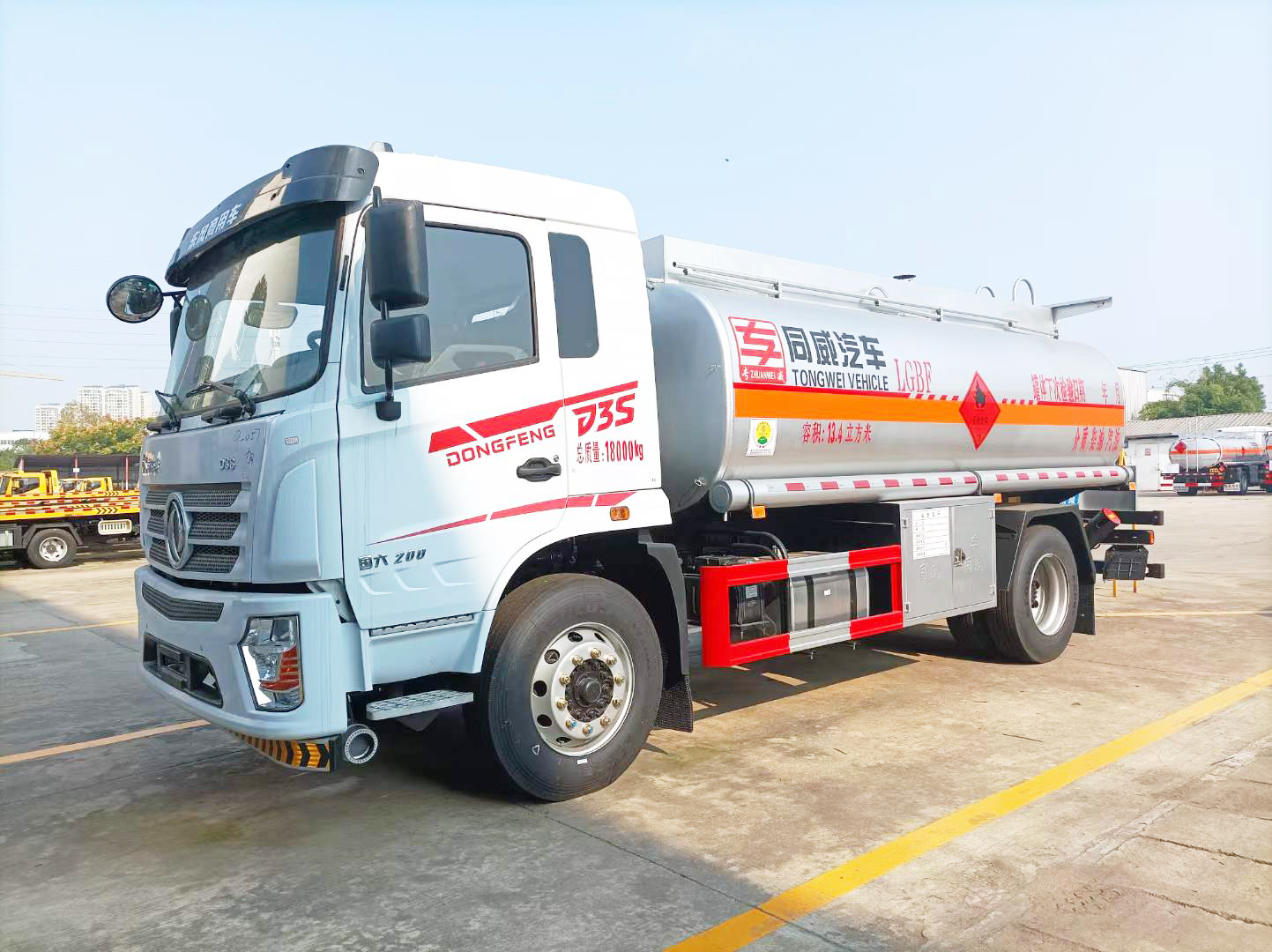 东风专底D3S 10吨油罐车