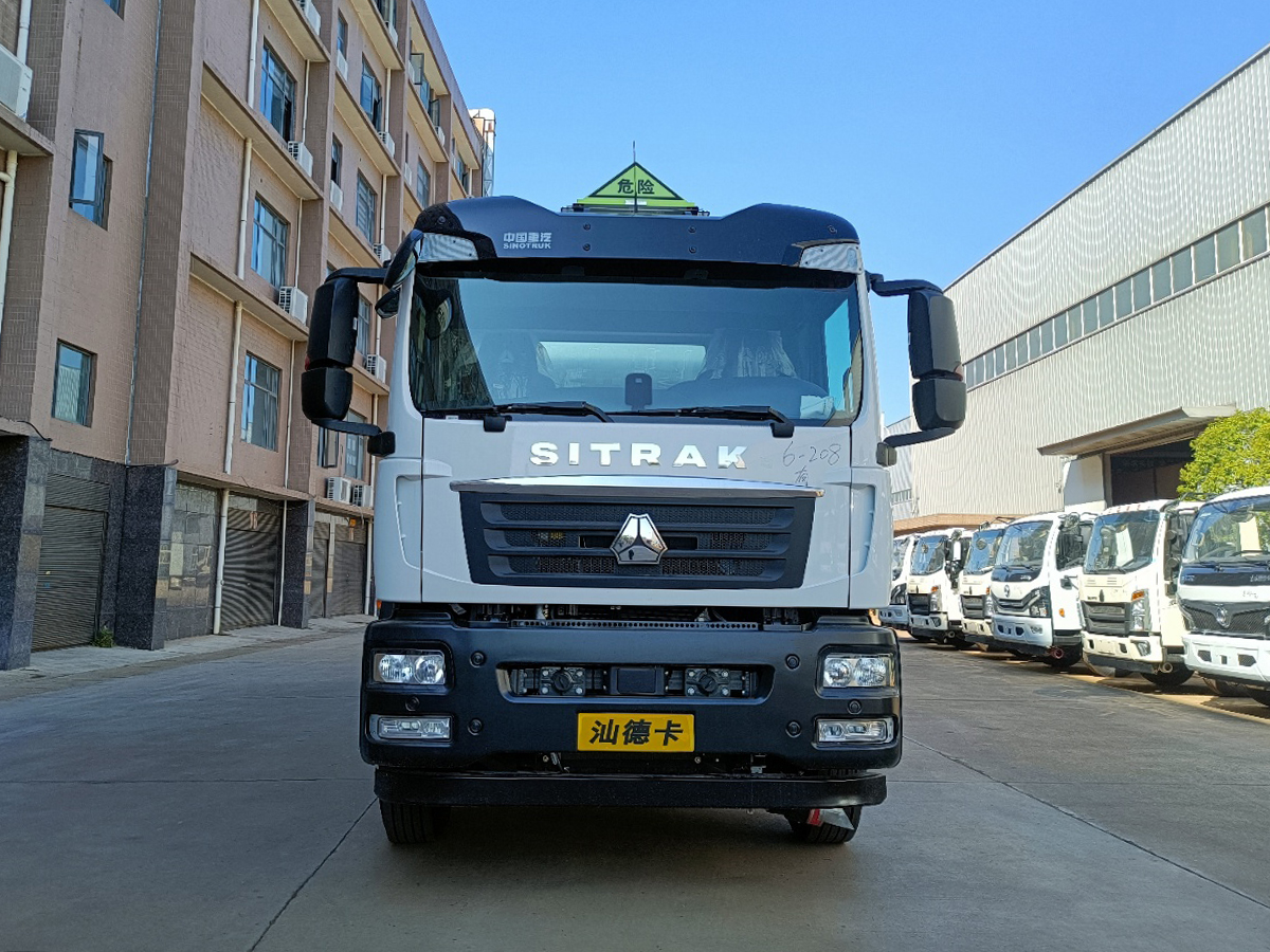 重汽汕德卡后八轮16吨铝合金油罐车