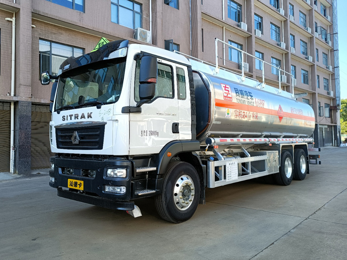 重汽汕德卡后八轮16吨铝合金油罐车