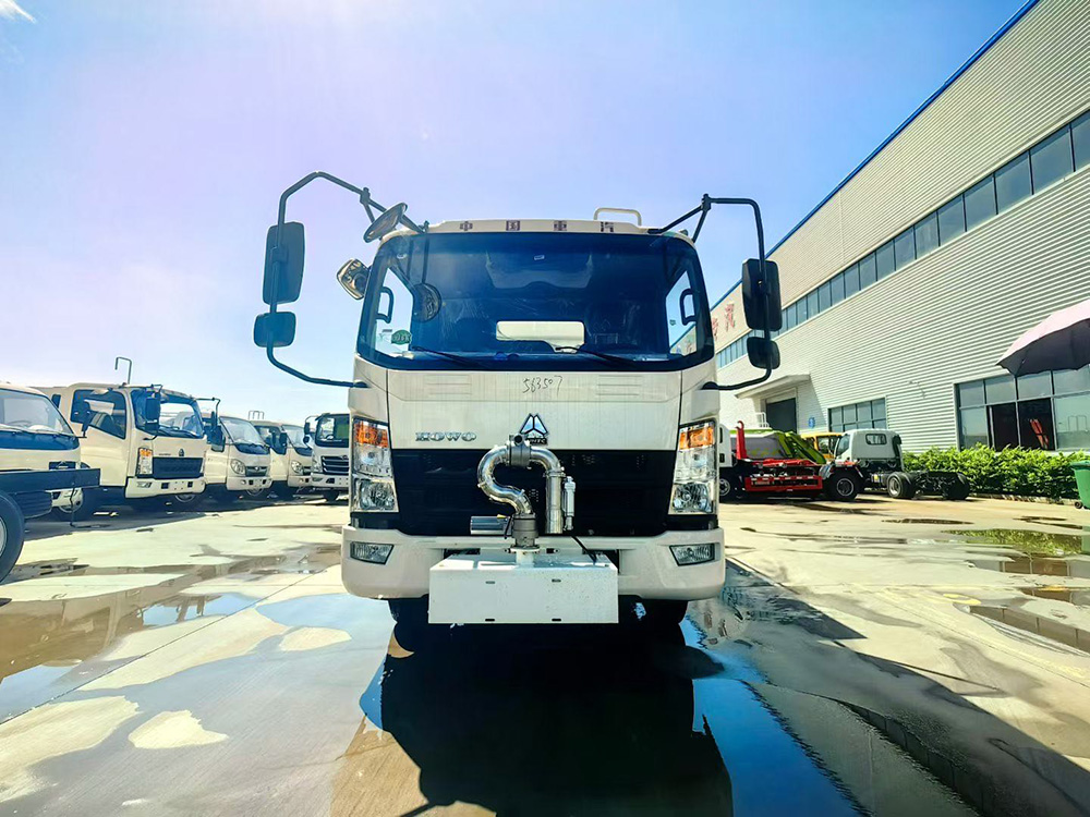 重汽豪沃轻卡7方蓝牌洒水车抑尘车