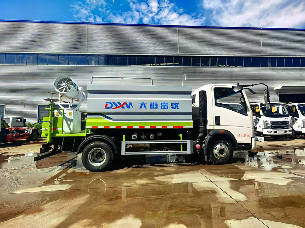 重汽豪沃轻卡7方蓝牌洒水车抑尘车