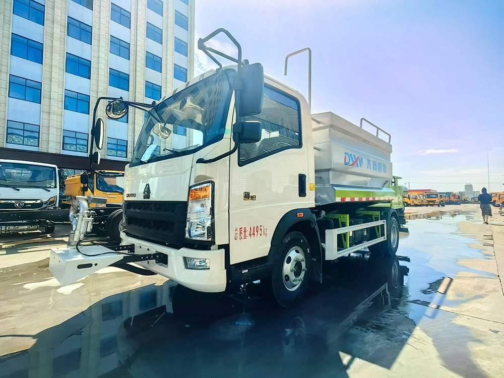 重汽豪沃轻卡7方蓝牌洒水车抑尘车