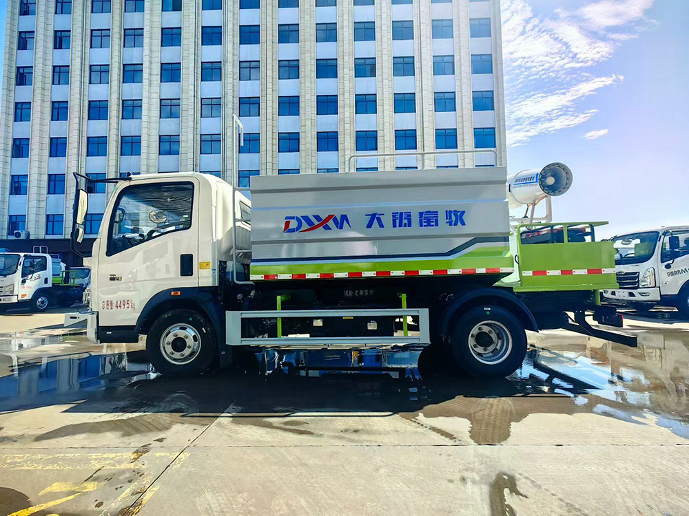 重汽豪沃轻卡7方蓝牌洒水车抑尘车